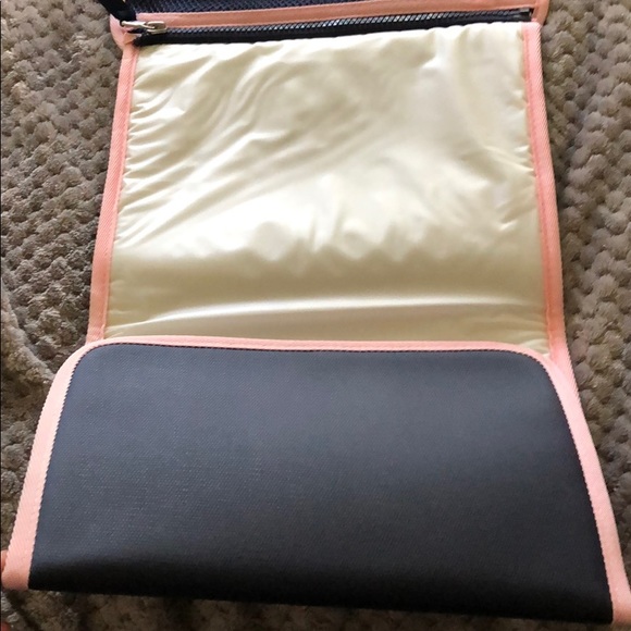 Vineyard Vines Toiletry Case - Picture 4 of 5